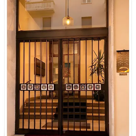 Maison Giambologna - Terrazza, Parcheggio Gratuito In Strada - Centro A Piedi, Stazione A 5 Min Apartment *